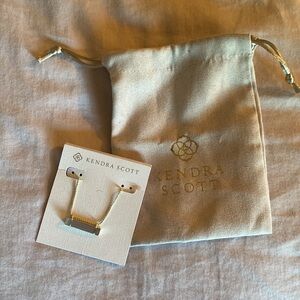 Kendra Scott necklace
